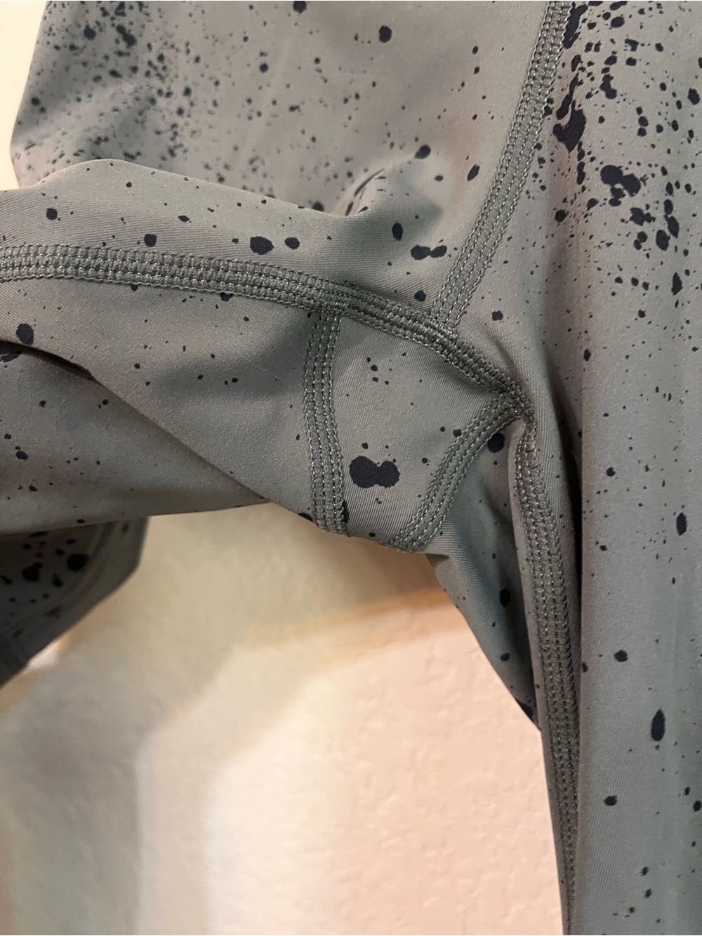 Vuori Women's Stride Legging EUC size small green with black splatter - Picture 3 of 9